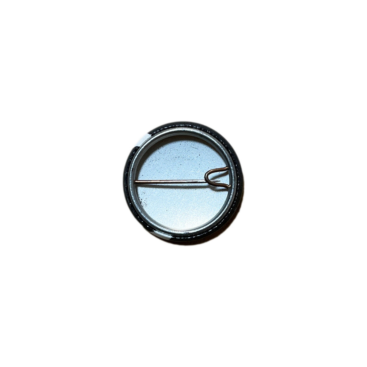 Bauhaus Badge ディテール 金属製のピンバック 銀色の金属質感