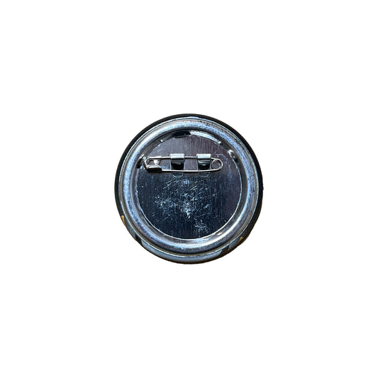 TIN TOY CLUB Badge 背面 金属製のバックルと 表面の傷跡が確認できる