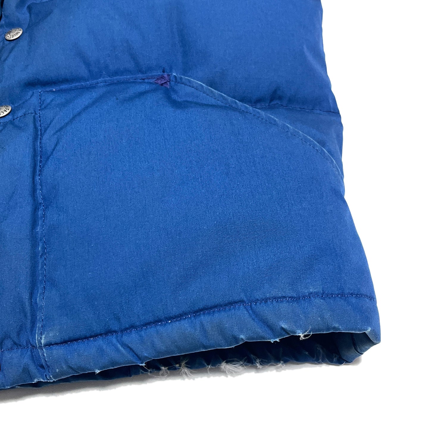 80s THE NORTH FACE Vest ブルー M ディテール 4 青いジャケットの素材とボタン 黄色い内衬が見える