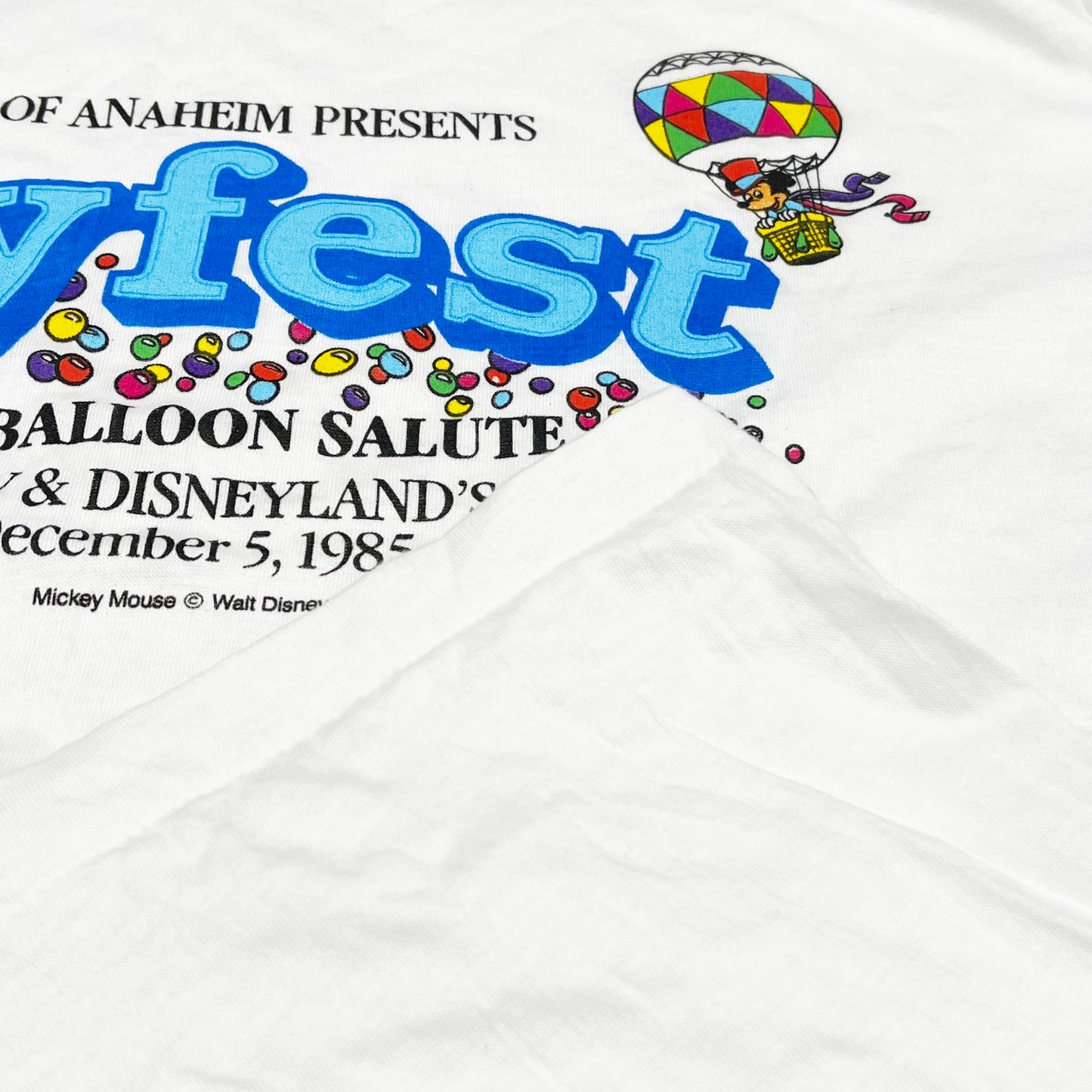 80s Hanes ANAHEIM PRESENTS "Skyfest" T XL ディテール 2 Skyfestロゴの上部とイベント詳細の拡大写真