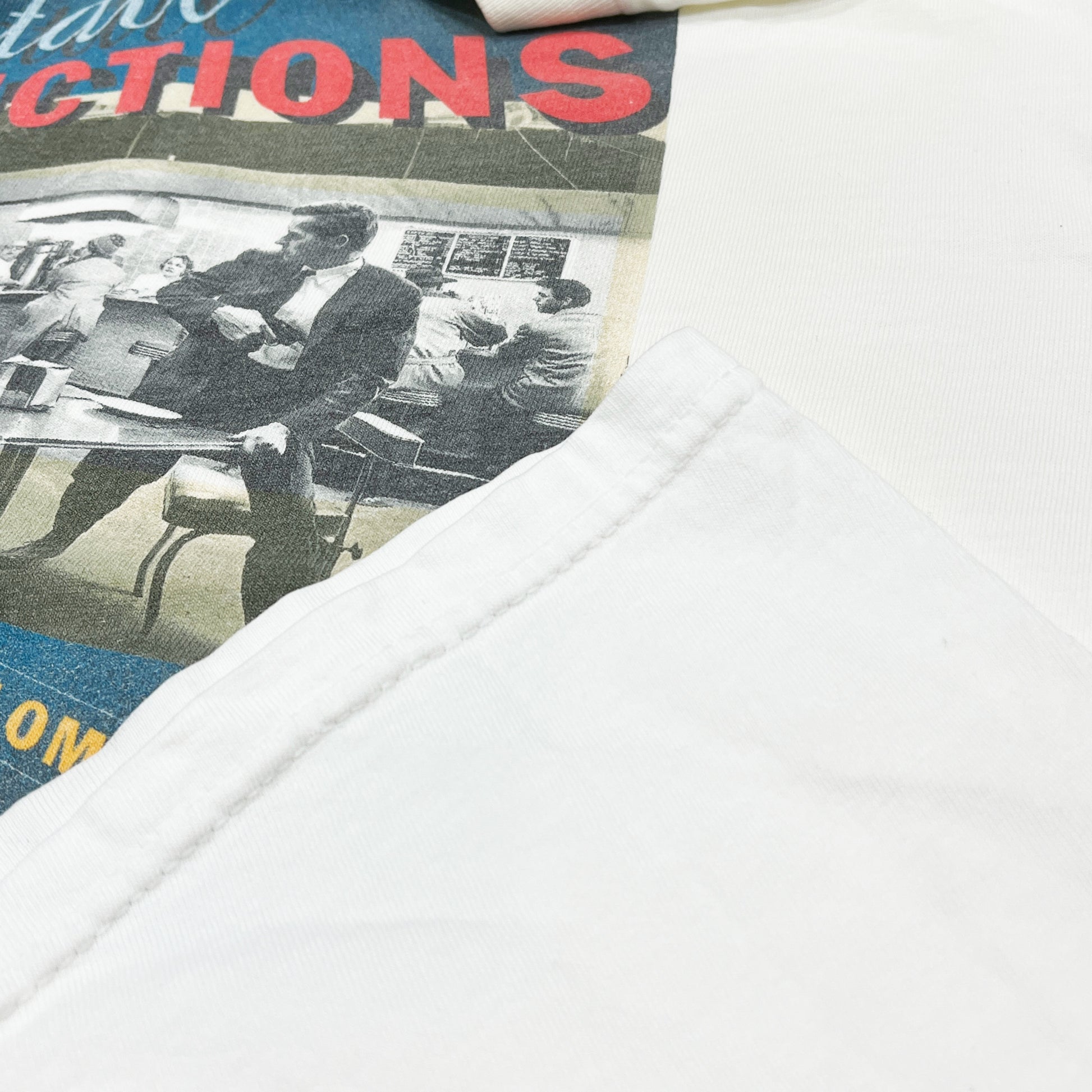 90s UnKnown Retail Fictions T L ディテール プリントのクローズアップ