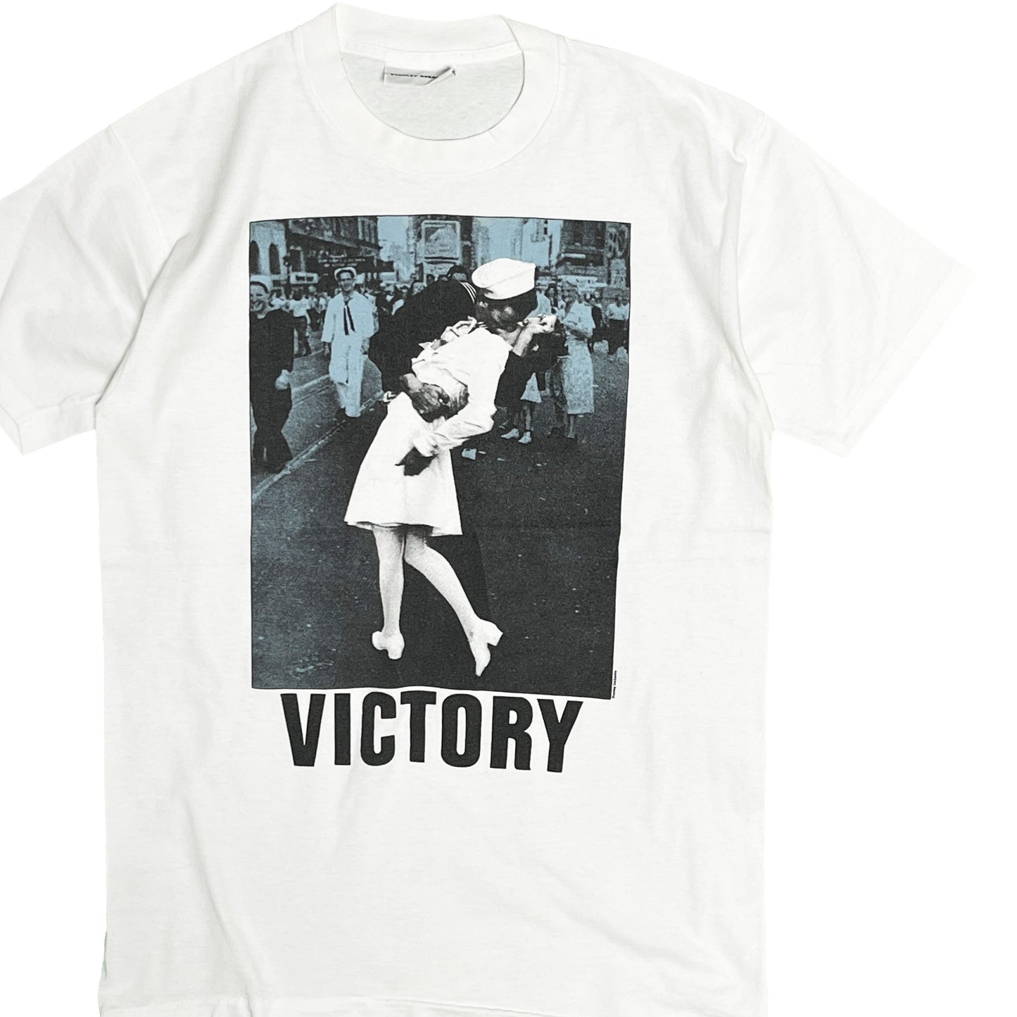 90's STANLEY DESANTIS "勝利のキス" Alfred Eisenstaedt T Size (L) レア！
