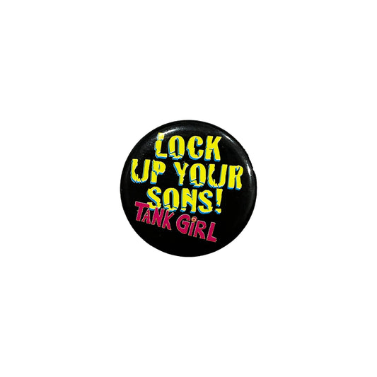 Tank Girl Badge 正面 黒背景に黄色・ピンクの文字で「LOCK UP YOUR SO