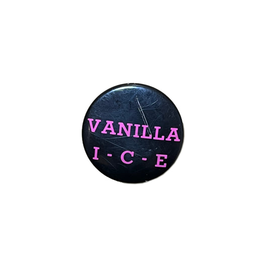 VANILLA ICE Badge 平置き 黒い表面にピンクの文字で「VANILLA ICE」のロゴ