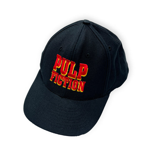 90s PULP FICTION Cap FREE 正面 黒いキャップに赤と黄色の「PULP FICTION」ロゴがプ