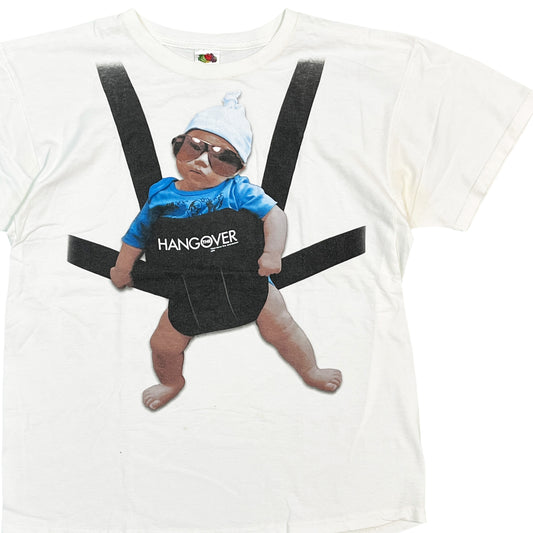 00s FRUIT OF THE LOOM The HANGOVER T L 平置き 1 白ベースに黒いストラップとプリント プリントはベビーがベビー