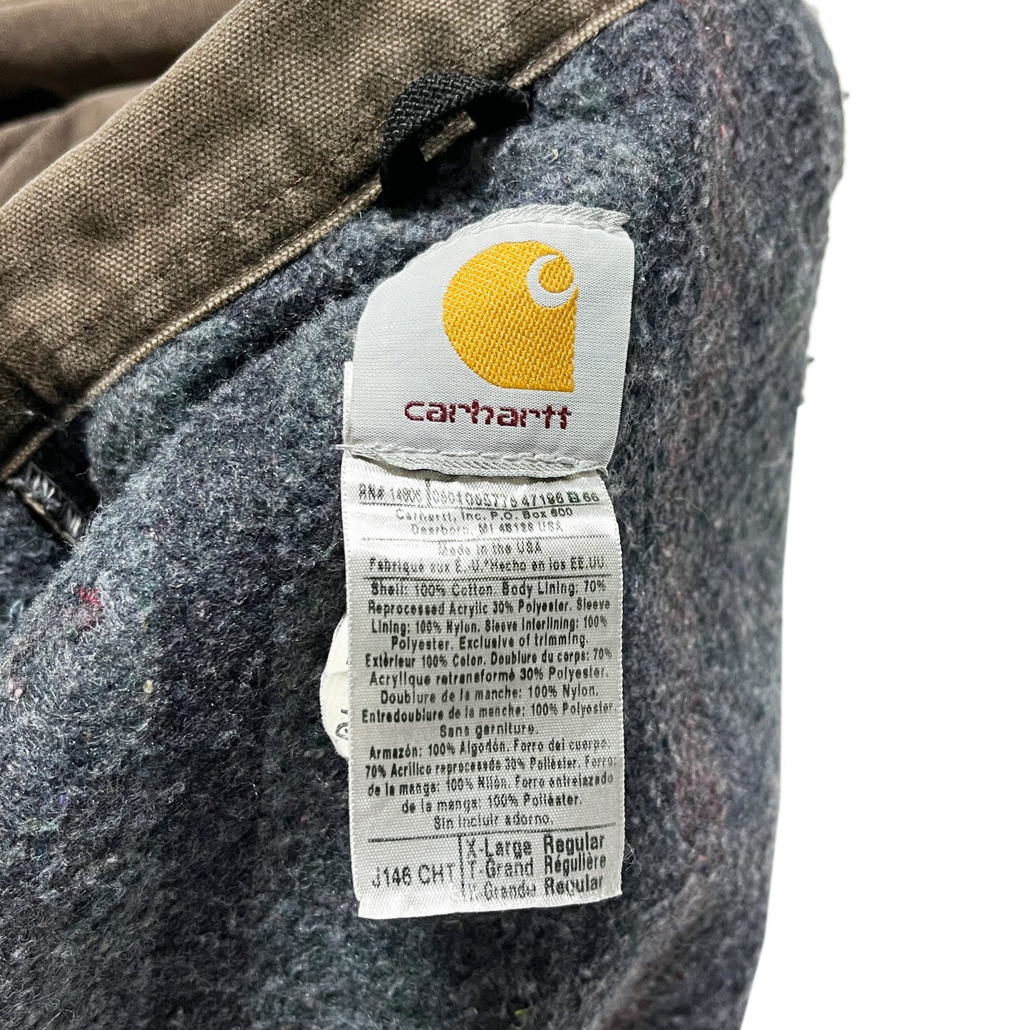 アメリカ製 Carhartt DETROIT JKT ブラウン XL-R レア モデル着用 ダークブラウンの素材 黒Tシャツ 黒パンツ
