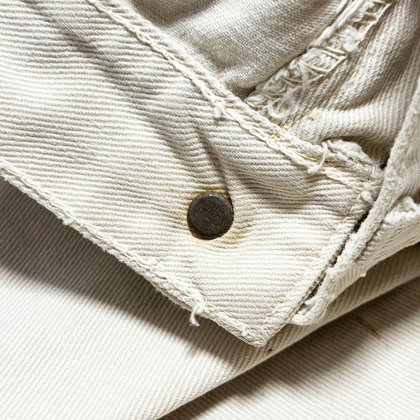 60s〜 Levi's 白タブ Big-E カツラギ PT W31.5 L28 ディテール 2 ボタン 縫い目 素材の質感