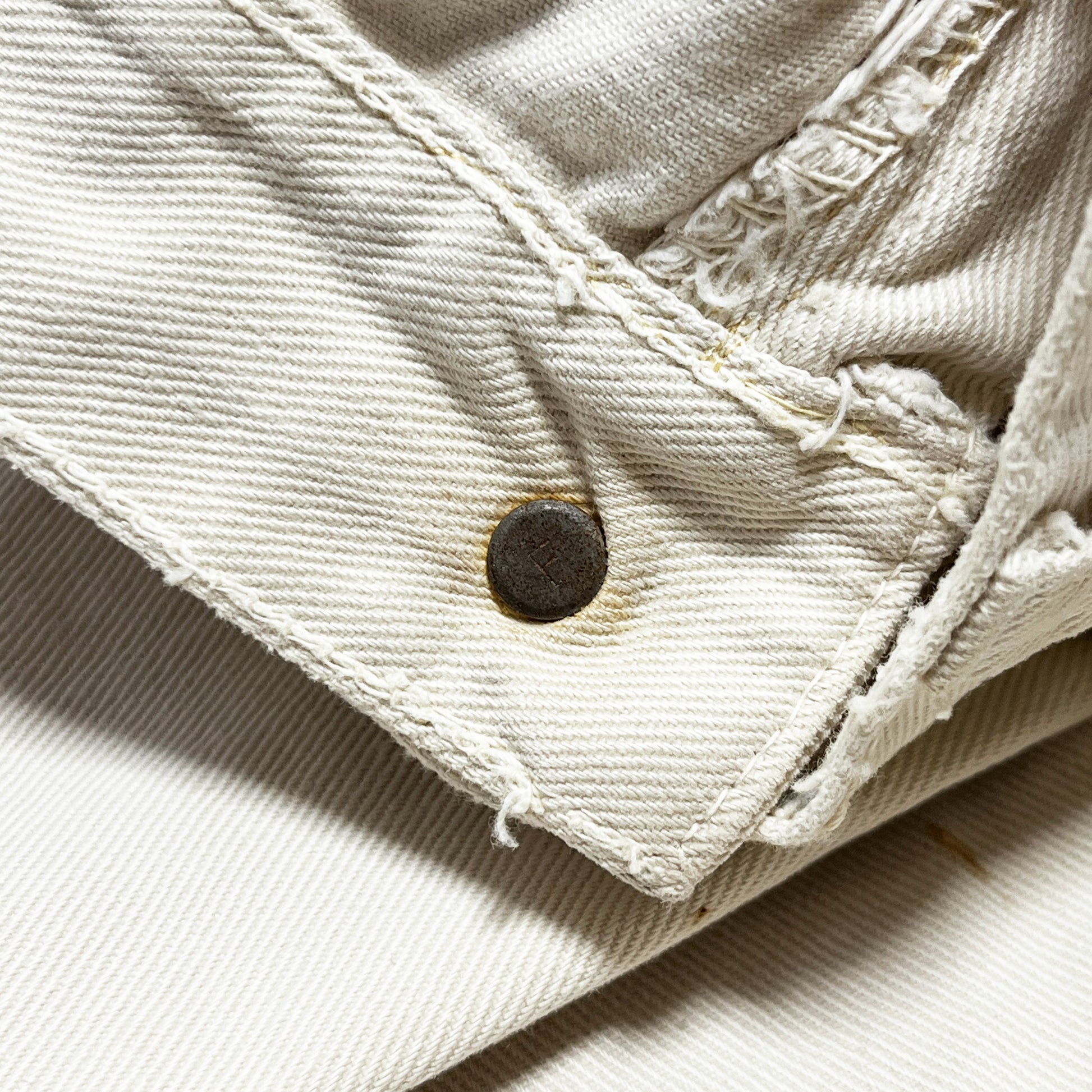 60s〜 Levi's 白タブ Big-E カツラギ PT W31.5 L28 ディテール 2 ボタン 縫い目 素材の質感
