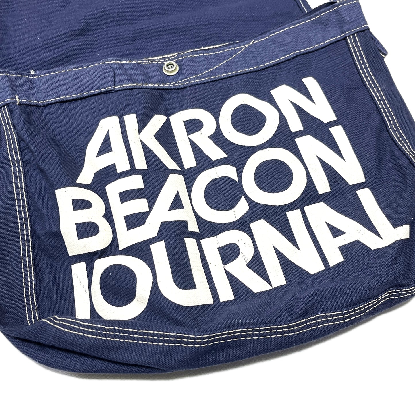 70s〜 Newspaper Bag "AKRON BEACON JOURNAL" ディテール 白文字の「AKRON BEACON JOURNAL」 ボタン
