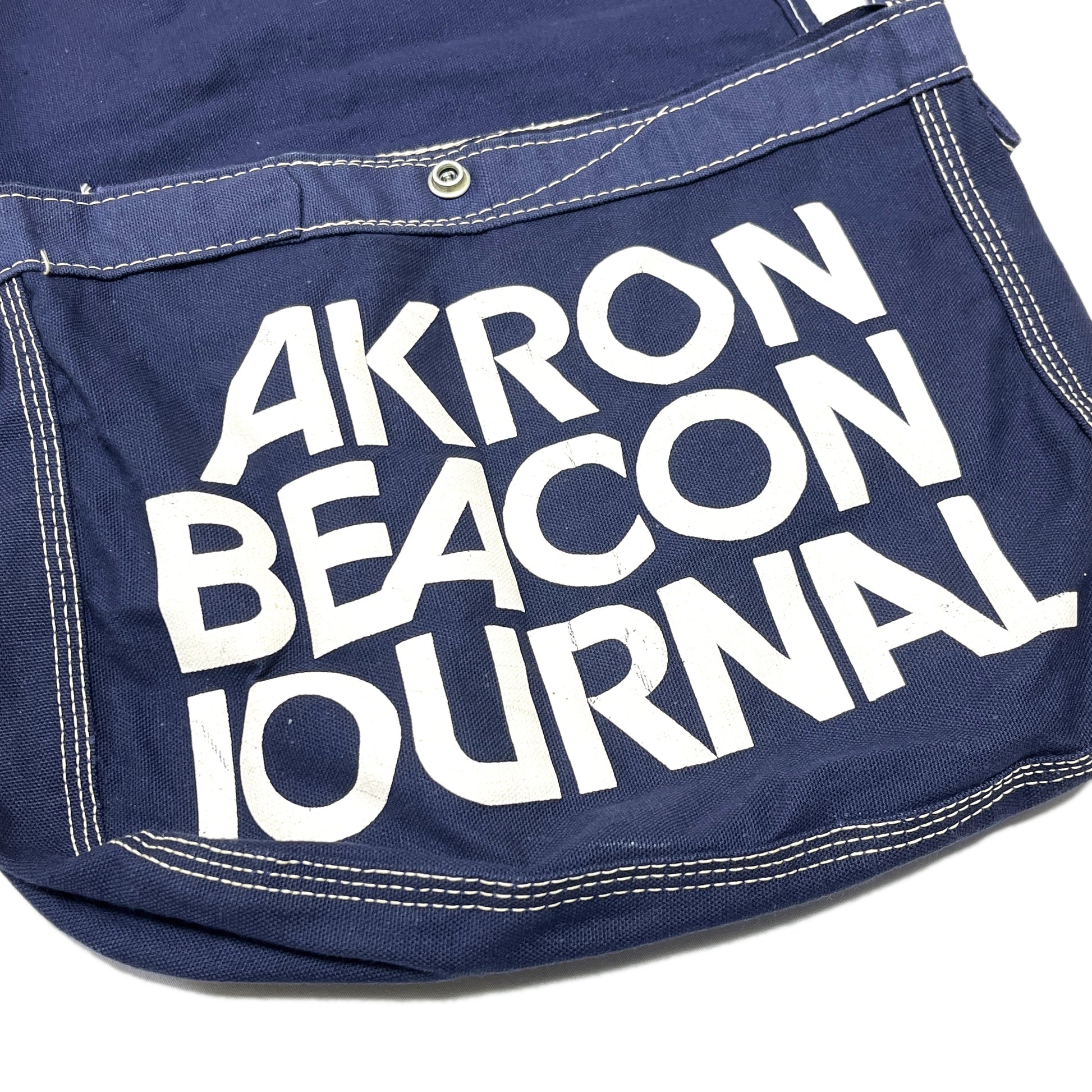 70s〜 Newspaper Bag "AKRON BEACON JOURNAL" ディテール 白文字の「AKRON BEACON JOURNAL」 ボタン
