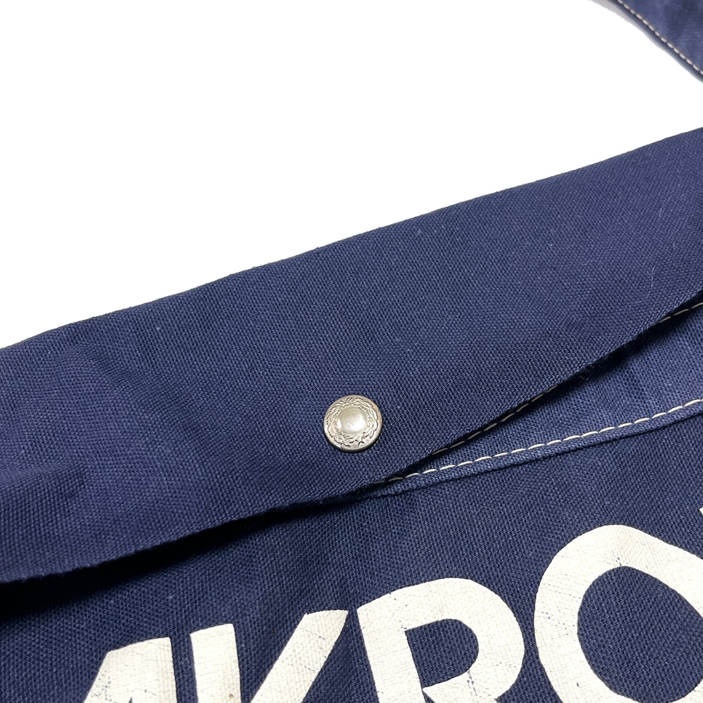 70s〜 Newspaper Bag "AKRON BEACON JOURNAL" ディテール ボタン 縫い目 白文字の一部「AKRO」