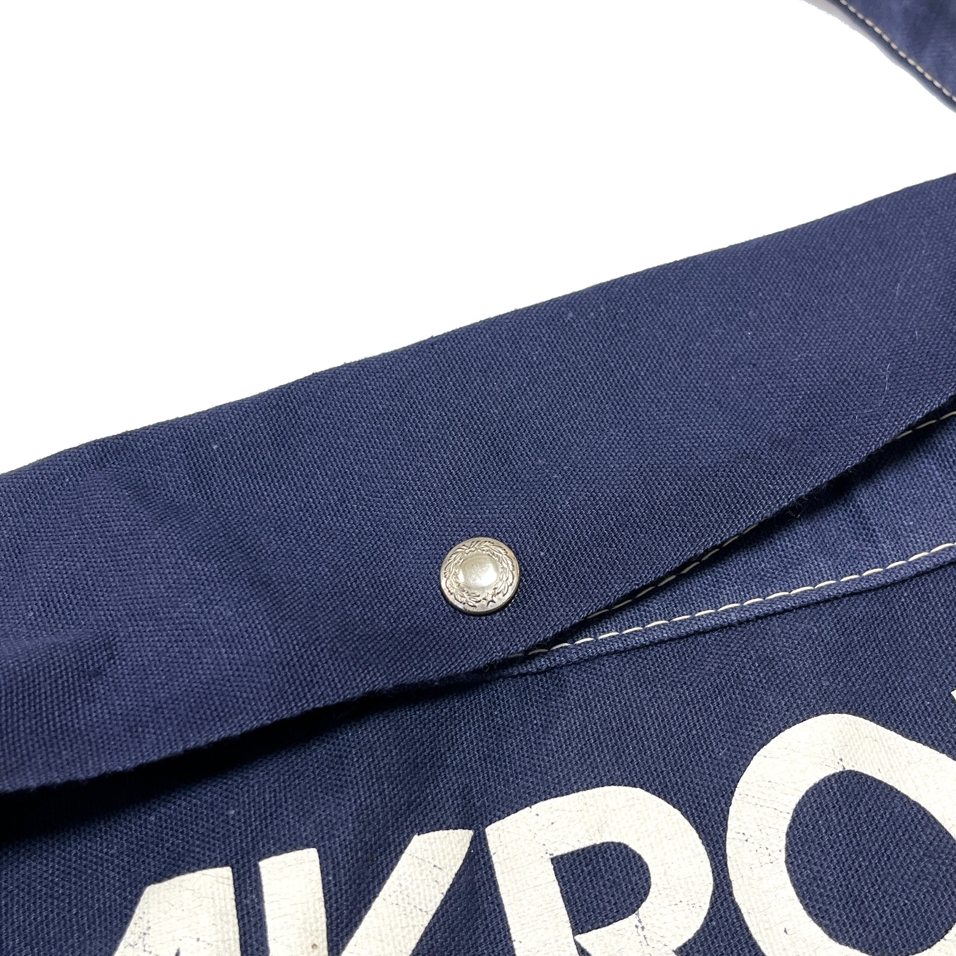 70s〜 Newspaper Bag "AKRON BEACON JOURNAL" ディテール ボタン 縫い目 白文字の一部「AKRO」