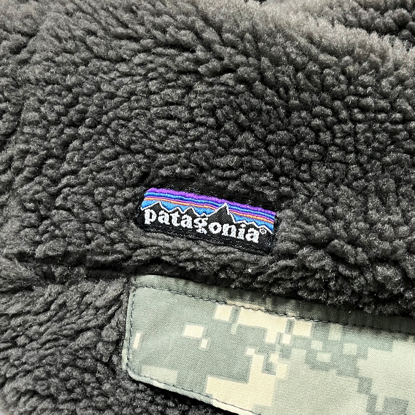 00s PATAGONIA MARS REVERSIBLE PILE JKT L ディテール 6 デジタルサイバーアーク（DS）迷彩 半袖 ボタン パタゴニア