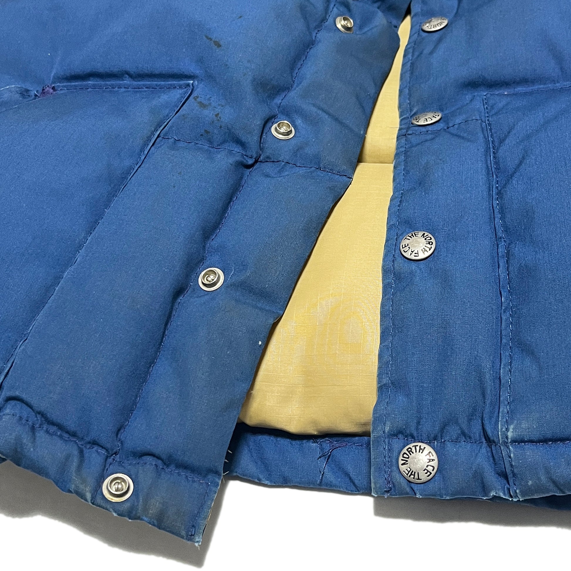 80s THE NORTH FACE Vest ブルー M ディテール 1 青いジャケットの素材とボタン 黄色い内衬が見える