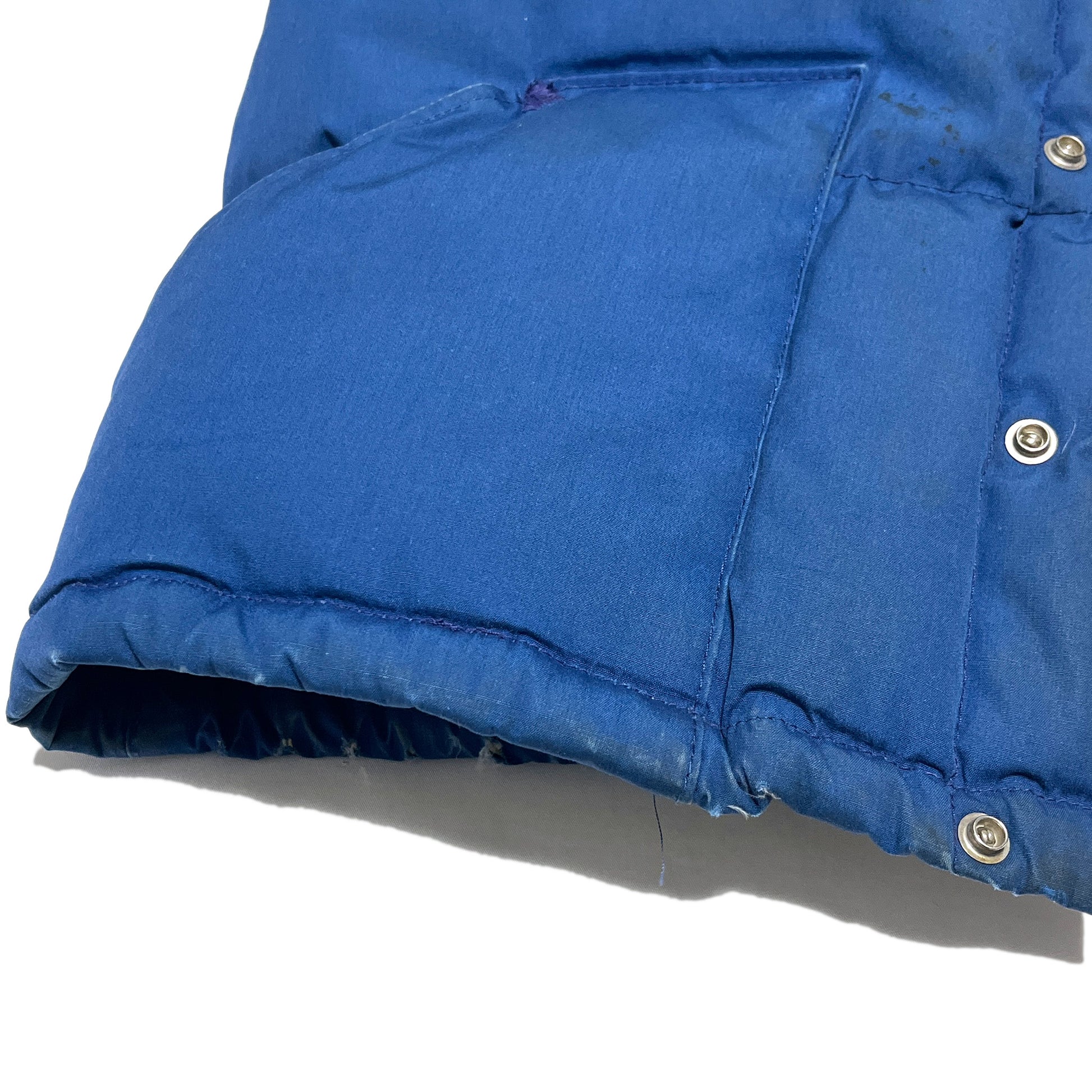 80s THE NORTH FACE Vest ブルー M ディテール 2 青いジャケットの素材とボタン 黄色い内衬が見える
