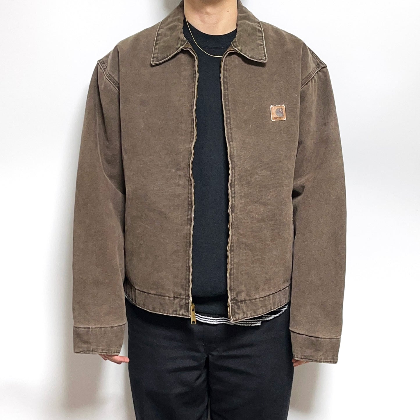 アメリカ製 Carhartt DETROIT JKT ブラウン XL-R レア ブランドタグ 2 ダークブラウンの素材 タグ ブランドロゴ