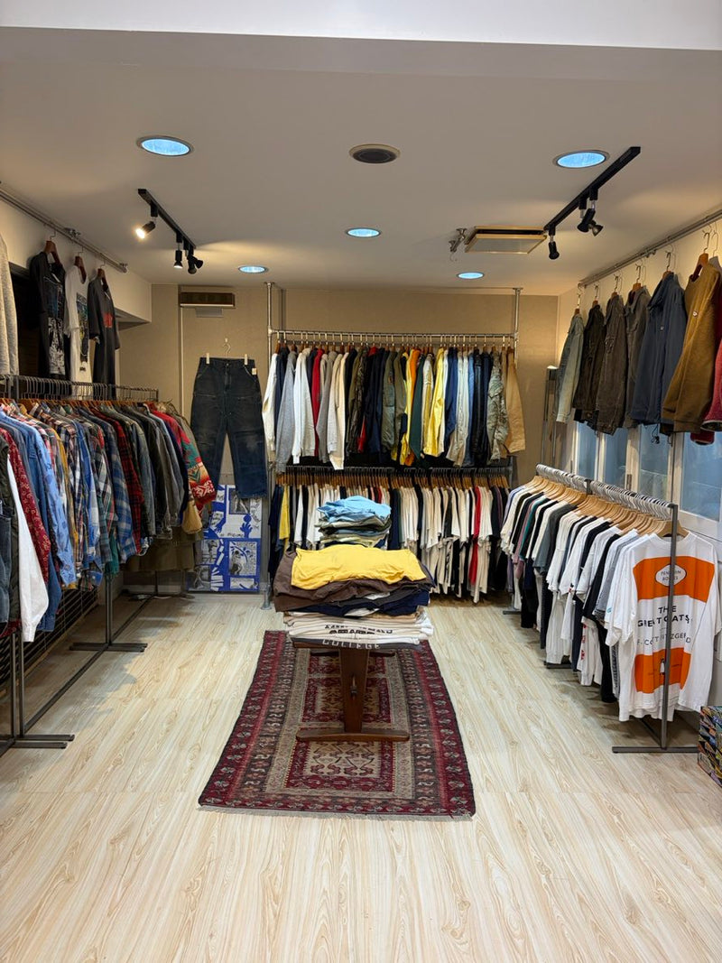 2階の店内。左右のラックにヴィンテージのシャツやアウターが並ぶ